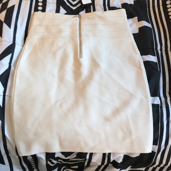 Cream very stretchy BeBe skirt - Picture 2 of 4